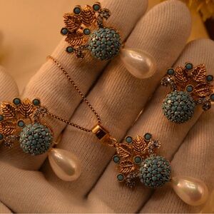 Elegant Gold and Turquoise Jewelry Set